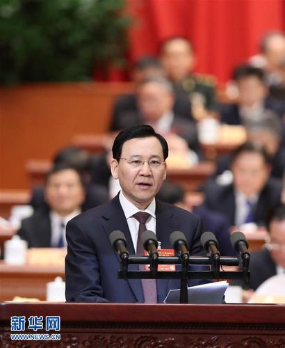 3月9日，全國(guó)政協(xié)十二屆五次會(huì)議在北京人民大會(huì)堂舉行第二次全體會(huì)議,。這是李守鎮(zhèn)委員代表全國(guó)總工會(huì)作《建設(shè)高素質(zhì)產(chǎn)業(yè)工人隊(duì)伍打造更多“大國(guó)工匠”》的發(fā)言,。 新華社記者 劉衛(wèi)兵 攝