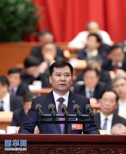 3月9日，全國(guó)政協(xié)十二屆五次會(huì)議在北京人民大會(huì)堂舉行第二次全體會(huì)議,。這是張近東委員代表全國(guó)工商聯(lián)作《大力推動(dòng)實(shí)體零售向智慧零售轉(zhuǎn)型》的發(fā)言。新華社記者 劉衛(wèi)兵 攝