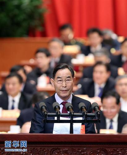 3月9日,，全國(guó)政協(xié)十二屆五次會(huì)議在北京人民大會(huì)堂舉行第二次全體會(huì)議,。這是朱保成委員代表農(nóng)業(yè)界作《關(guān)于進(jìn)一步深入推進(jìn)農(nóng)村土地實(shí)行“三權(quán)分置”的建議》的發(fā)言。新華社記者 劉衛(wèi)兵 攝