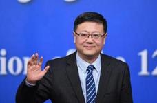 環(huán)保部部長陳吉寧向記者揮手致意