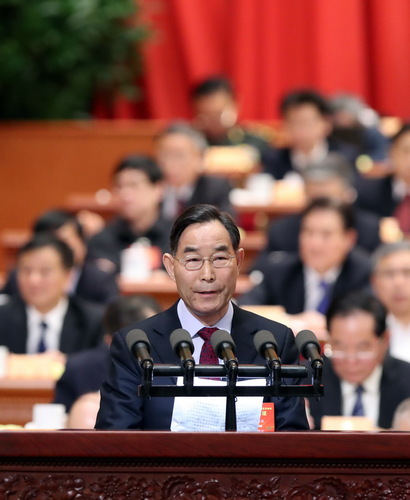 朱保成委員代表農(nóng)業(yè)界作《關(guān)于進一步深入推進農(nóng)村土地實行“三權(quán)分置”的建議》的發(fā)言