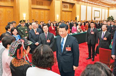 3月8日，中共中央總書記,、國家主席,、中央軍委主席習(xí)近平參加十二屆全國人大五次會議四川代表團(tuán)的審議。在“三八”國際勞動婦女節(jié)到來之際,，習(xí)近平代表黨中央,、國務(wù)院，向參加全國兩會的女代表,、女委員,、女工作人員，向全國各族各界婦女同胞,，致以節(jié)日的祝賀和誠摯的祝福,。這是習(xí)近平同女代表親切交談,。新華社記者 李學(xué)仁攝