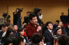每日經(jīng)濟新聞記者提問“如何管制污染企業(yè)”