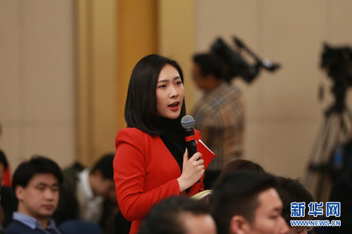 圖為深圳衛(wèi)視記者提問(wèn)