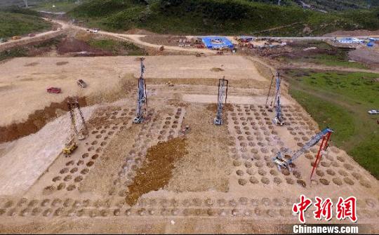 2016年8月3日,，甘孜格薩爾機(jī)場建設(shè)工地上一片繁忙。當(dāng)日，位于四川德格和甘孜縣交界處的甘孜州格薩爾機(jī)場項(xiàng)目建設(shè)進(jìn)展順利,，力爭2017年10月1日建成通航,。該機(jī)場投資估算約24.88億元,，跑道長4000米,，屬于高高原機(jī)場,，建成后民眾從成都前往甘孜,、德格,、白玉、新龍縣等地的路途時間將大大縮短,，也將助推當(dāng)?shù)亟?jīng)濟(jì)社會發(fā)展和藏區(qū)農(nóng)牧民脫貧奔小康步伐,。　劉忠俊 攝