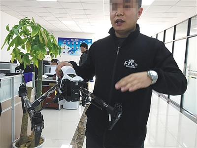 昨日,，飛態(tài)創(chuàng)新門店負責人陳石磊表示，破解模塊還裝在無人機上,，但并未使用,。新京報記者 吳江 攝