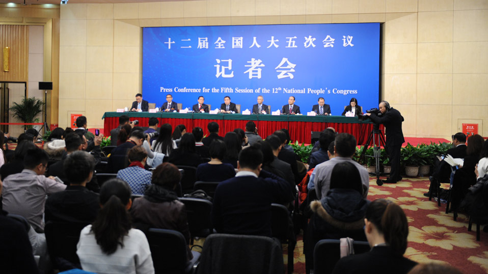十二屆全國人大五次會議記者會全國人大相關(guān)負責(zé)人就“人大監(jiān)督工作”答記問