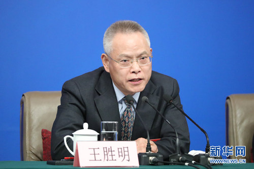 圖為王勝明回答記者提問,。新華網(wǎng)中國(guó)政府網(wǎng) 孫韜 攝