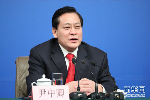 圖為尹中卿回答記者提問,。新華網(wǎng)中國(guó)政府網(wǎng) 孫韜 攝