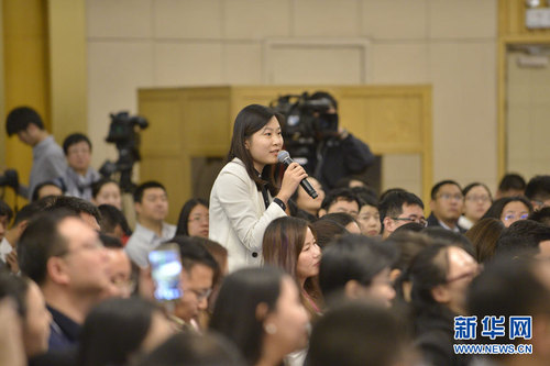 圖為上海證券報記者提問,。