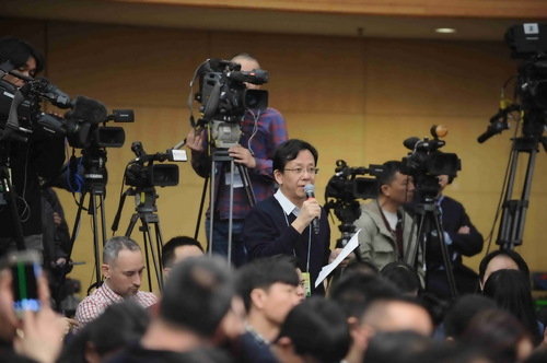 路透社記者提問,。