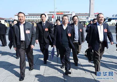 3月10日,，全國政協(xié)十二屆五次會議在北京人民大會堂舉行第三次全體會議,。這是委員們走向會場。新華網(wǎng) 翟子赫 攝2