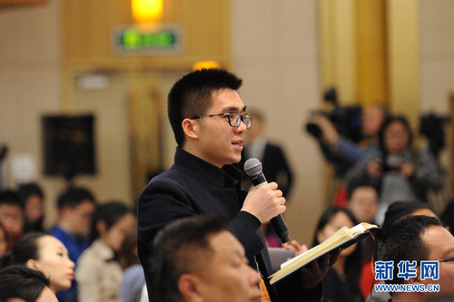 圖為人民日?qǐng)?bào)記者提問(wèn)