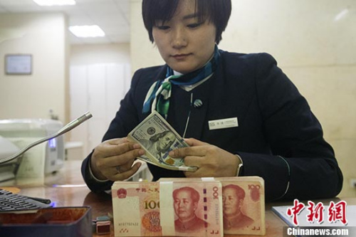 銀行工作人員清點貨幣,。 <a target='_blank' href='http://www.chinanews.com/'>中新社</a>記者 張云 攝