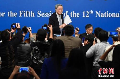 3月10日,，十二屆全國(guó)人大五次會(huì)議在北京梅地亞兩會(huì)新聞中心舉行記者會(huì),，邀請(qǐng)中國(guó)人民銀行行長(zhǎng)周小川、副行長(zhǎng)易綱,、副行長(zhǎng)兼國(guó)家外匯管理局局長(zhǎng)潘功勝,、副行長(zhǎng)范一飛就“金融改革與發(fā)展”的相關(guān)問(wèn)題回答中外記者的提問(wèn)。圖為記者在會(huì)后追訪(fǎng)周小川,。<a target='_blank' href='http://www.chinanews.com/'>中新社</a>記者 韋亮 攝