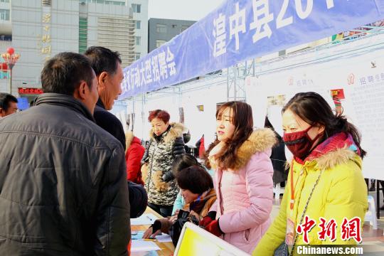 青海省湟中縣舉辦的“春風行動”招聘會現(xiàn)場,，青海省各地將陸續(xù)舉辦80場“春風行動”招聘會。　張?zhí)砀,！z