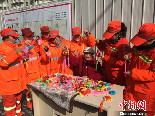 “三八”國際婦女節(jié)前夕，滕維靂將自己縫制的百余只荷包親手送給了蘭州市七里河區(qū)環(huán)衛(wèi)局的環(huán)衛(wèi)工,，表達(dá)自己的敬意和感激,?！钅?攝