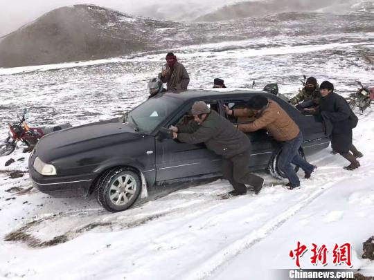 圖為降雪導(dǎo)致路面結(jié)冰，牧區(qū)行車?yán)щy,?！＄娦?攝
