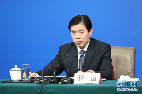圖為商務(wù)部部長(zhǎng)鐘山,。