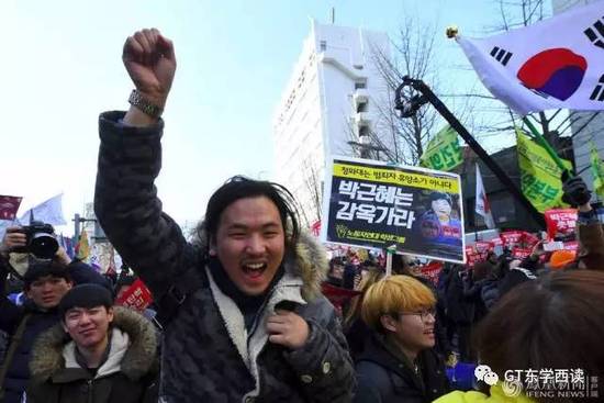 3月10日,，支持彈劾樸槿惠的民眾在法院外高呼歡慶。