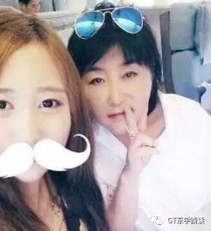 鄭維羅和母親崔順實(shí),。