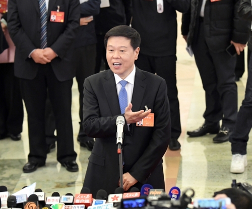 3月12日，十二屆全國人大五次會(huì)議在北京人民大會(huì)堂舉行第三次全體會(huì)議,。這是國家稅務(wù)總局局長(zhǎng)王軍接受采訪,。新華社記者 趙穎全攝