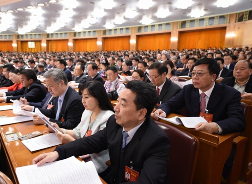 3月12日，十二屆全國人大五次會(huì)議在北京人民大會(huì)堂舉行第三次全體會(huì)議,。這是代表們認(rèn)真聽會(huì),。新華社記者 楊宗友攝。