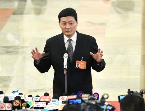 3月12日，十二屆全國人大五次會(huì)議在北京人民大會(huì)堂舉行第三次全體會(huì)議,。這是國務(wù)院國有資產(chǎn)監(jiān)督管理委員會(huì)主任肖亞慶接受采訪,。新華社記者 趙穎全攝。