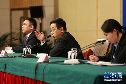 圖為教育部部長(zhǎng)陳寶生回答記者提問