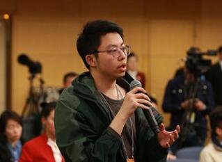 北京青年報(bào)記者提問(wèn)校園“毒跑道”事件