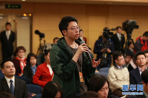圖為北京青年報記者提問,。