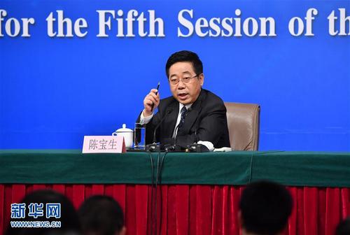 3月12日,，十二屆全國人大五次會議新聞中心舉行記者會,，邀請教育部部長陳寶生就“教育改革發(fā)展”的相關問題回答中外記者的提問,。這是陳寶生回答記者提問新華社記者 李鑫 攝