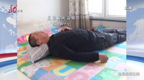 佟云龍和妻子只有一個女兒,，今年29歲,，已經(jīng)結(jié)婚，住在 平房區(qū),。佟云龍家里還有一個12歲的女孩佳佳,，是妻子弟弟的孩子,，因為弟弟去世、弟媳不辭而別,，這幾年佳佳就跟著姑姑,、 姑父一家生活。發(fā)現(xiàn)情況不對后,，佟云龍趕緊把佳佳叫過來,。