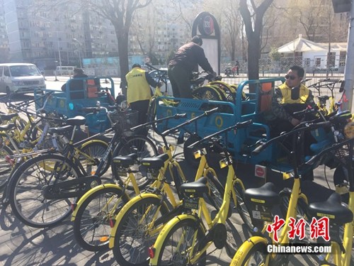 某家共享單車企業(yè)運(yùn)維人員正將故障車放進(jìn)三輪車內(nèi)，集中收回,。<a target='_blank' href='http://www.chinanews.com/' >中新網(wǎng)</a> 吳濤 攝