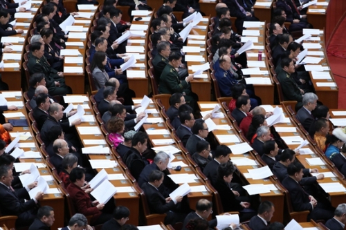 3月13日，全國政協(xié)十二屆五次會議在北京人民大會堂舉行閉幕會,。這是全國政協(xié)委員在認真聽會,。