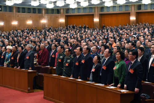 3月13日，全國政協(xié)十二屆五次會(huì)議在北京人民大會(huì)堂舉行閉幕會(huì),。這是委員們高唱國歌,。