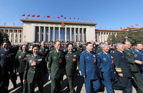 3月13日，全國政協(xié)十二屆五次會議在北京人民大會堂舉行閉幕會,。這是閉幕會結束后,，委員們走出人民大會堂。