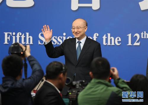 這是支樹平向記者揮手致意,。新華社記者 陳建力 攝
