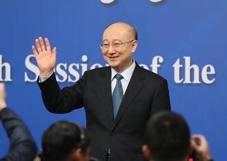國(guó)家質(zhì)檢總局局長(zhǎng)支樹(shù)平向記者揮手致意
