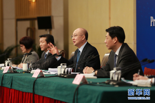 支樹平回答記者提問,。