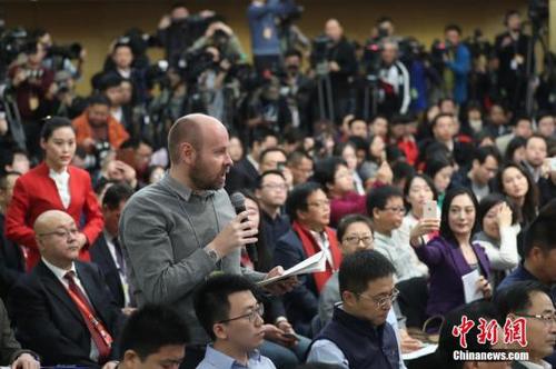 資料圖 一名外國記者在現(xiàn)場提問,。<a target='_blank' href='http://www.chinanews.com/'>中新社</a>記者 泱波 攝