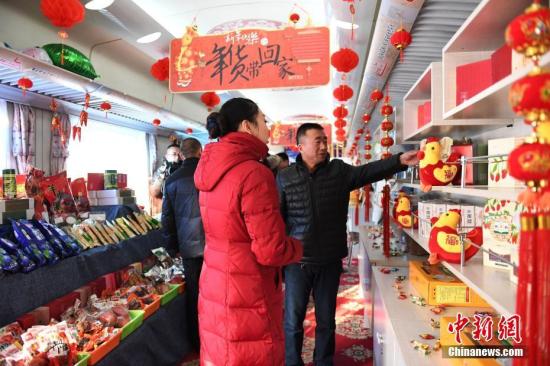 資料圖：旅客選購自己滿意的年貨產(chǎn)品。<a target='_blank' href='http://www.chinanews.com/'>中新社</a>記者 楊艷敏 攝