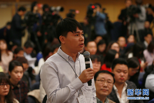 圖為光明日報記者提問,。
