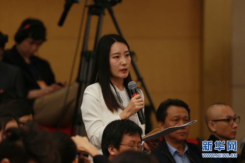 圖為廣西人民廣播電臺記者提問,。