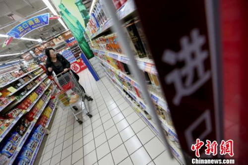 資料圖：山西太原，民眾在超市選購進(jìn)口商品,?！?jiān)?攝