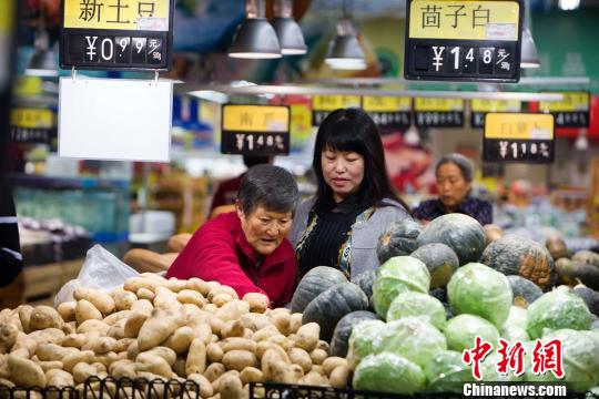 山西太原,，民眾在超市選購蔬菜,。　張云 攝