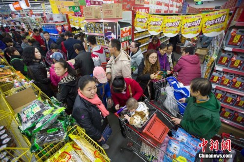 資料圖：11月11日,，山西太原某超市正在進(jìn)行每年一度的“雙十一”打折促銷活動,，大量民眾前來購買生活用品，場面十分火爆,。張云 攝