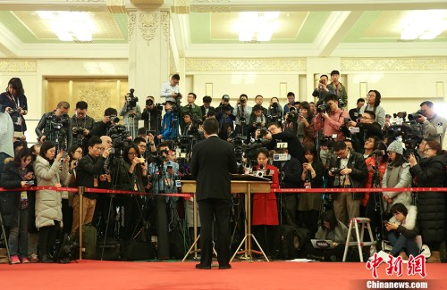 3月12日,，十二屆全國人大五次會議在北京人民大會堂舉行第三次全體會議，“部長通道”受到眾多記者關(guān)注,。 <a target='_blank' href='http://www.chinanews.com/'>中新社</a>記者 趙雋 攝