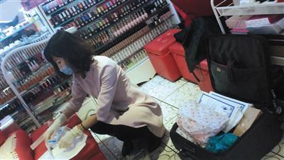 3月10日,，在搜秀一美甲店，劉某做注射準備,，邊上是其隨身攜帶的拉桿箱,，里面則是藥品和注射用具。
