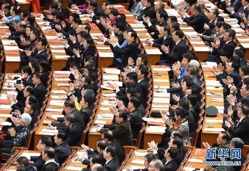 3月15日,，第十二屆全國(guó)人民代表大會(huì)第五次會(huì)議在北京人民大會(huì)堂舉行閉幕會(huì)。這是代表在會(huì)上鼓掌,。 新華社記者楊宗友攝